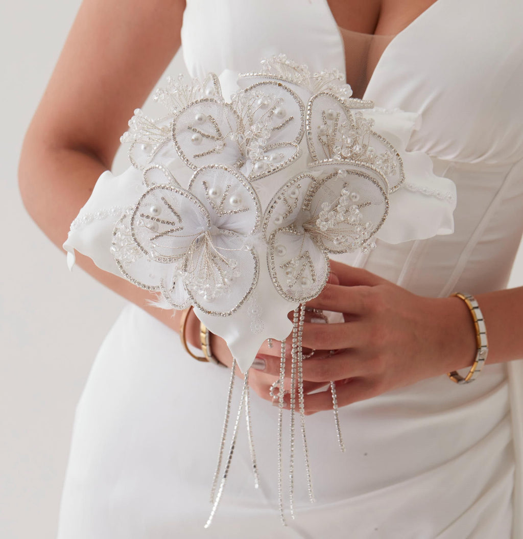 White Flower Bouquet – Ideal for Bridal, Quinceanera, or Proposal